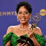 Foto destaque: Liza Colón-Zayas com seu Emmy (Foto: reprodução/Getty Embed /Robyn Beck AFP)