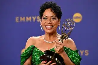 Foto destaque: Liza Colón-Zayas com seu Emmy (Foto: reprodução/Getty Embed /Robyn Beck AFP)