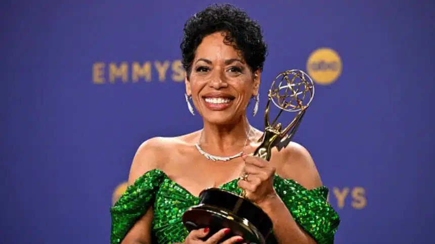 Foto destaque: Liza Colón-Zayas com seu Emmy (Foto: reprodução/Getty Embed /Robyn Beck AFP)