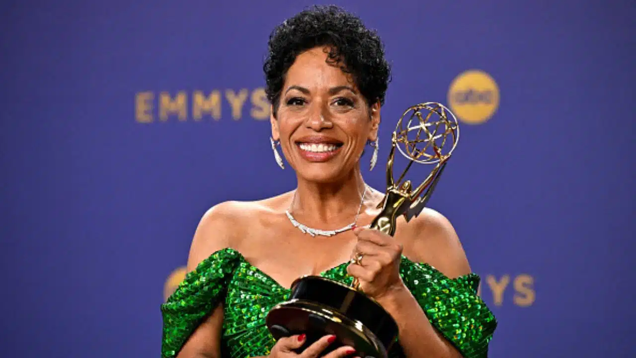 Foto destaque: Liza Colón-Zayas com seu Emmy (Foto: reprodução/Getty Embed /Robyn Beck AFP)