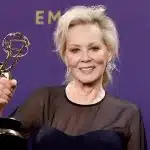 Foto destaque: Jean Smart com seu Emmy (Foto: reprodução/Getty Embed/Frazer Harrison)