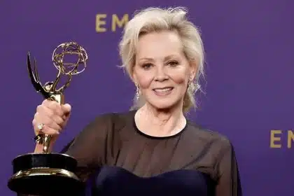 Foto destaque: Jean Smart com seu Emmy (Foto: reprodução/Getty Embed/Frazer Harrison)