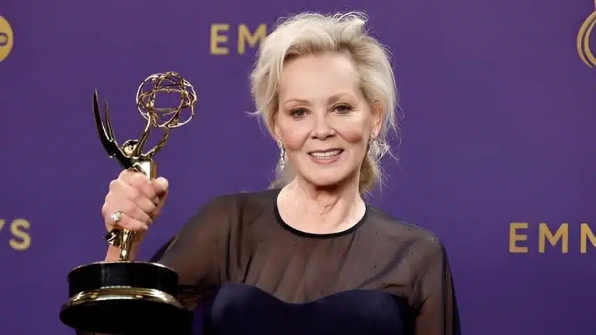 Foto destaque: Jean Smart com seu Emmy (Foto: reprodução/Getty Embed/Frazer Harrison)