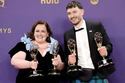 Foto destaque: Jessica Gunning e Richard Gadd com seus prêmios (Foto: reprodução/Getty Embed / Frazer Harrison)