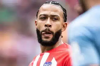 Memphis Depay em campo pelo Atlético de Madrid