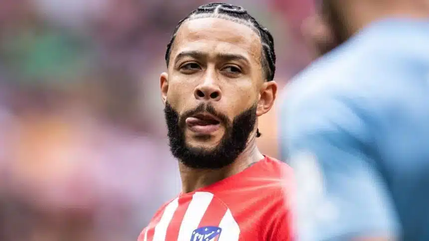 Memphis Depay em campo pelo Atlético de Madrid