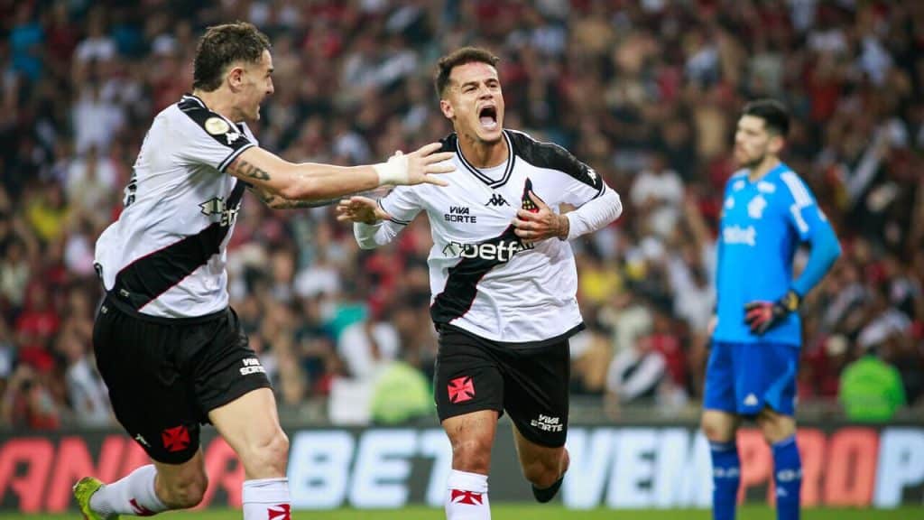 Coutinho comemora gol do Vasco junto de Vegetti