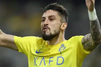 Alex Telles jogando pelo Al-Nassr