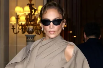 Jennifer Lopez na Fashion Week em Paris