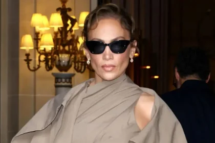 Jennifer Lopez na Fashion Week em Paris