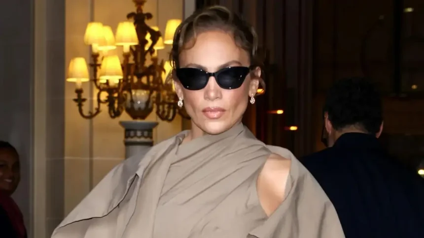 Jennifer Lopez na Fashion Week em Paris