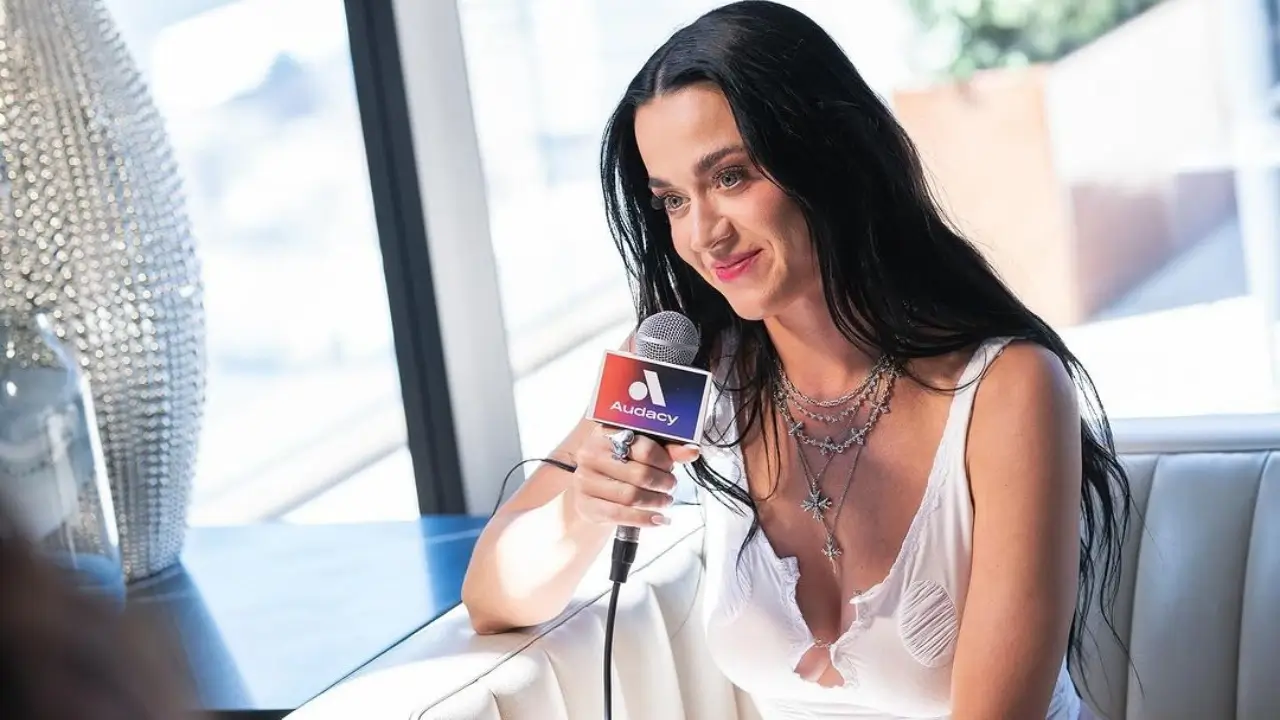 Katy Perry aparece em sacada de hotel com bandeira do Brasil