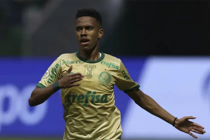 Palmeiras confirma lesão de Estevão, que deve desfalcar o time contra o Vasco