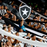 Torcida do Botafogo recebe time na porta do hotel