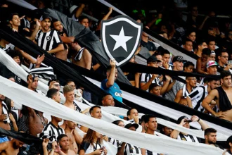 Torcida do Botafogo recebe time na porta do hotel