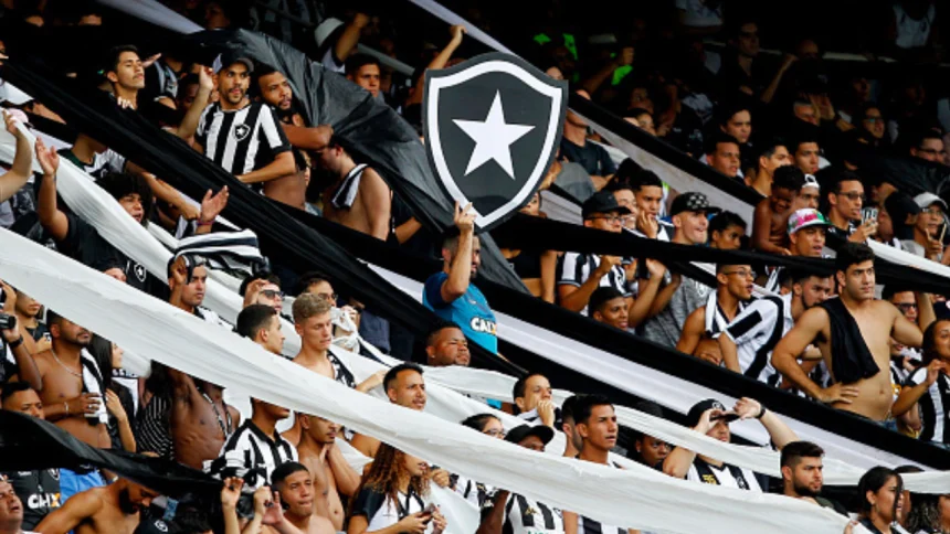 Torcida do Botafogo recebe time na porta do hotel