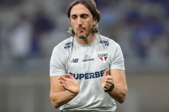 Foto destaque: Luis Zubeldía, treinador do São Paulo (Foto: Reprodução/Gilson Lobo)