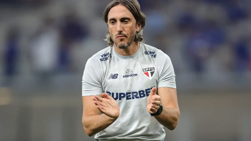 Foto destaque: Luis Zubeldía, treinador do São Paulo (Foto: Reprodução/Gilson Lobo)