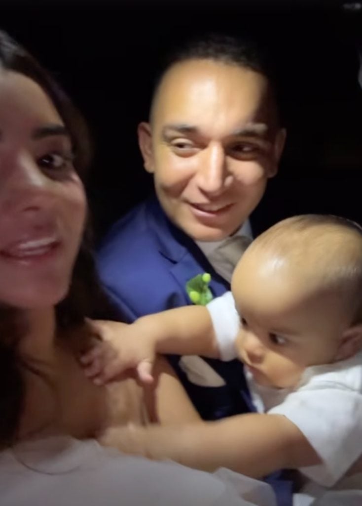 Casados João Gomes e Ary Mirelle se divertem com o filho Jorge após a cerimônia