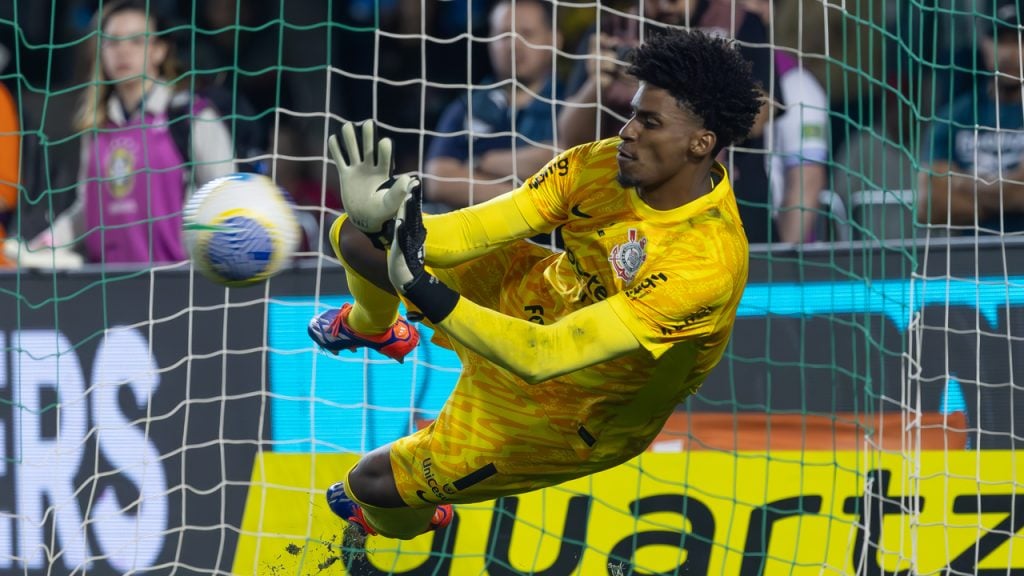 Hugo Souza se destaca pelos pênaltis defendidos pelo Corinthians