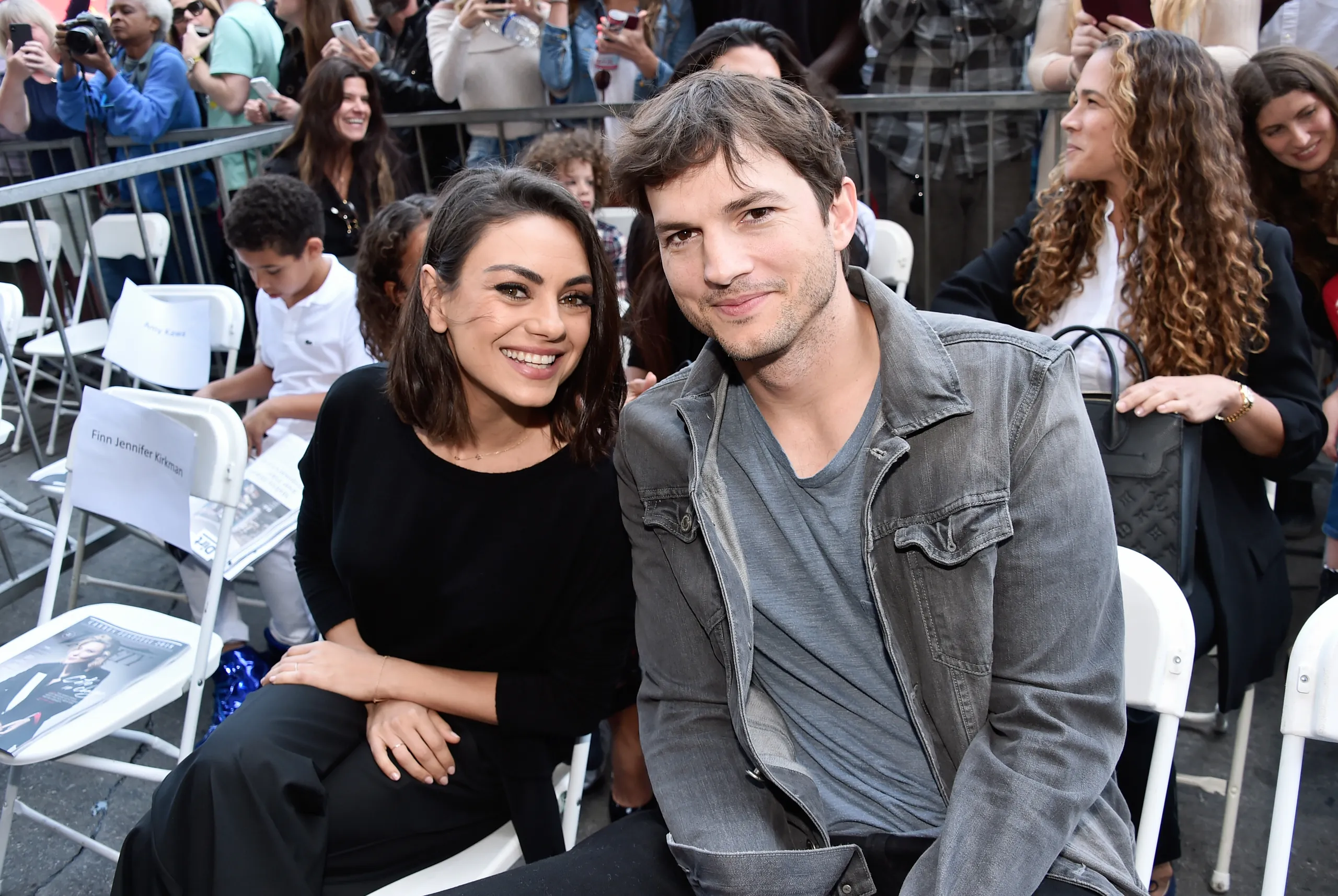 Mila Kunis e Ashton Kutcher (Reprodução/The Express Tribune)