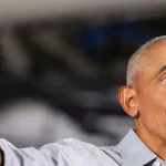 Barack Obama vota pelo correio e fala com eleitores nas ruas de Chicago