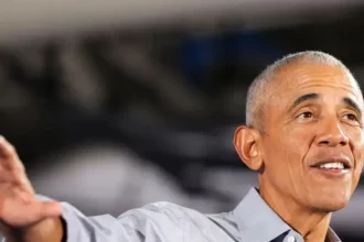 Barack Obama vota pelo correio e fala com eleitores nas ruas de Chicago