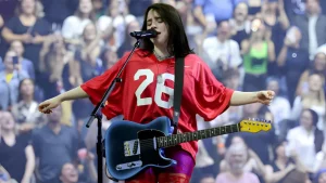 Billie Eilish inicia turnê de “Hit Me Hard And Soft” com palco 360° e setlist repleta de hits