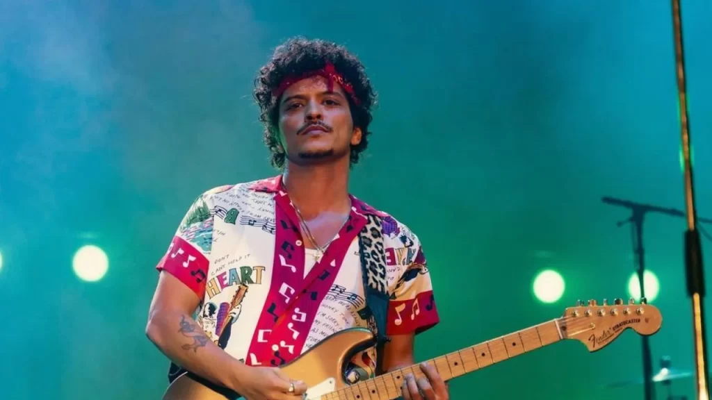 Bruno Mars celebra aniversario em São Paulo