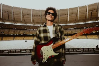 Bruno Mars é flagrado curtindo bar em São Paulo