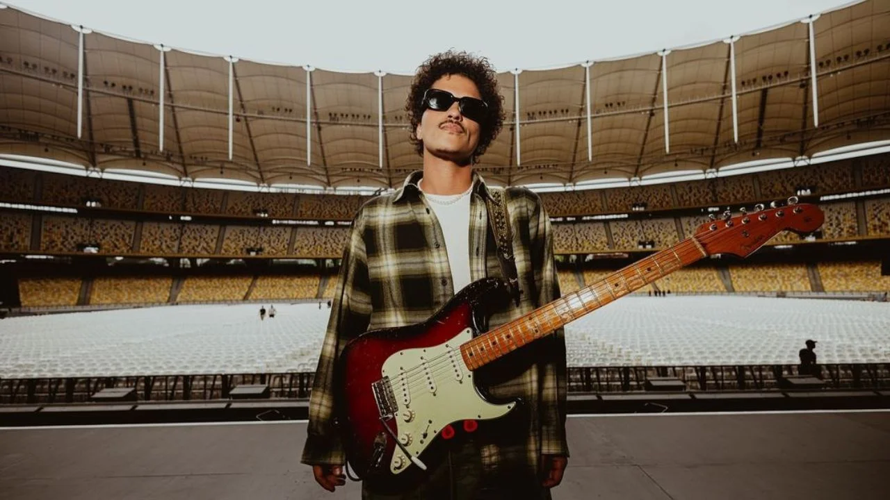 Bruno Mars é flagrado curtindo bar em São Paulo