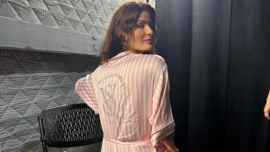 Isabeli Fontana é confirmada no desfile da Victoria’s Secret 2024 e participa de live stream momentos antes do show 