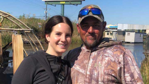 Lana Del Rey relata sobre perseguição que está sofrendo por casal: “eu sei que nos sentiríamos mais seguros”