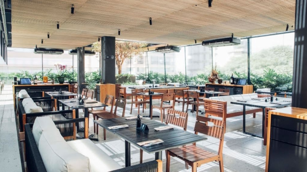 Por que engenheiros civis estão optando pelo forro de madeira maciça em projetos de alto padrão