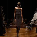 Looks 7, 54 e 39 do último desfile da Balenciaga