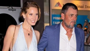 Lana Del Rey exibe pela primeira vez sua aliança de casamento