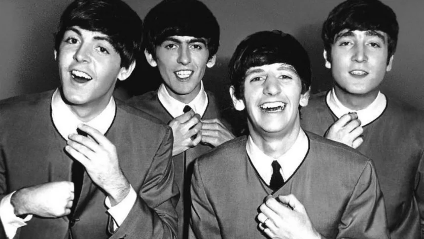 Beatles nos anos 60 com McCartney, Harrison, Starr e Lennon