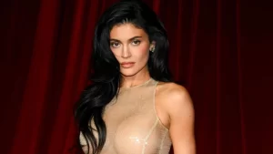 Em entrevista, Kylie Jenner revela depressão pós-parto: “me sentia no piloto automático”