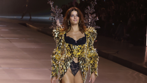 “Ainda estou nas nuvens”, diz Isabeli Fontana após desfile da Victoria’s Secret
