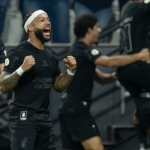 Corinthians vence por goleada o Athletico e consegue sair da zona de rebaixamento