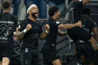 Corinthians vence por goleada o Athletico e consegue sair da zona de rebaixamento