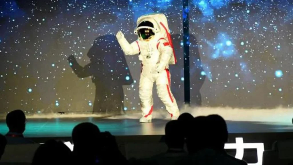 China revela traje espacial avançado para missão lunar até 2030