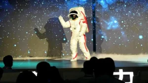 China revela traje espacial avançado para missão lunar até 2030