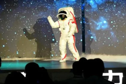 O programa espacial chinês visa enviar astronautas à Lua até 2030 com seu novo traje high-tech.