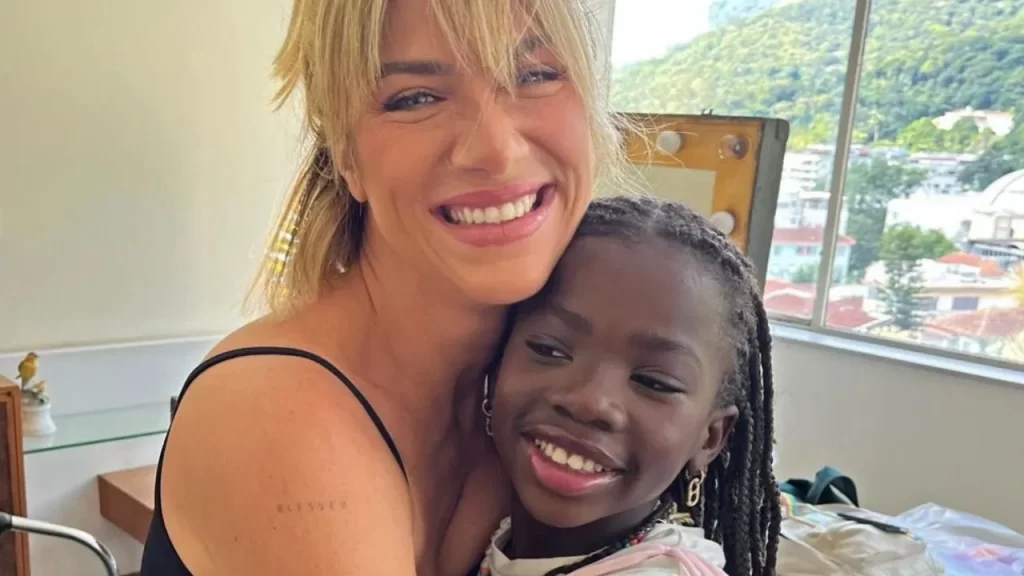 Na pista e com chuva: Giovanna Ewbank leva família para curtir show de Bruno Mars