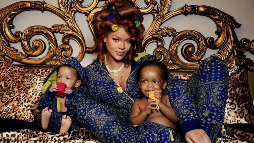 Rihanna e seus filhos para Savage X Fenty