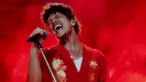 Bruno Mars convida artistas brasileiros ao palco e surpreende público