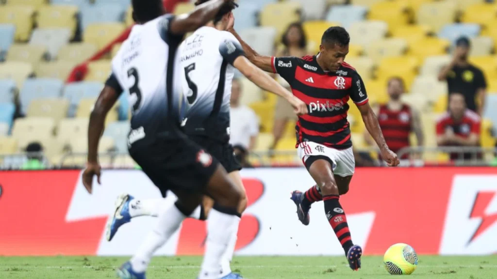 Foto destaque: Flamengo vence Corinthians com gol de Alex Sandro (reprodução/Instagram/@flamengo)