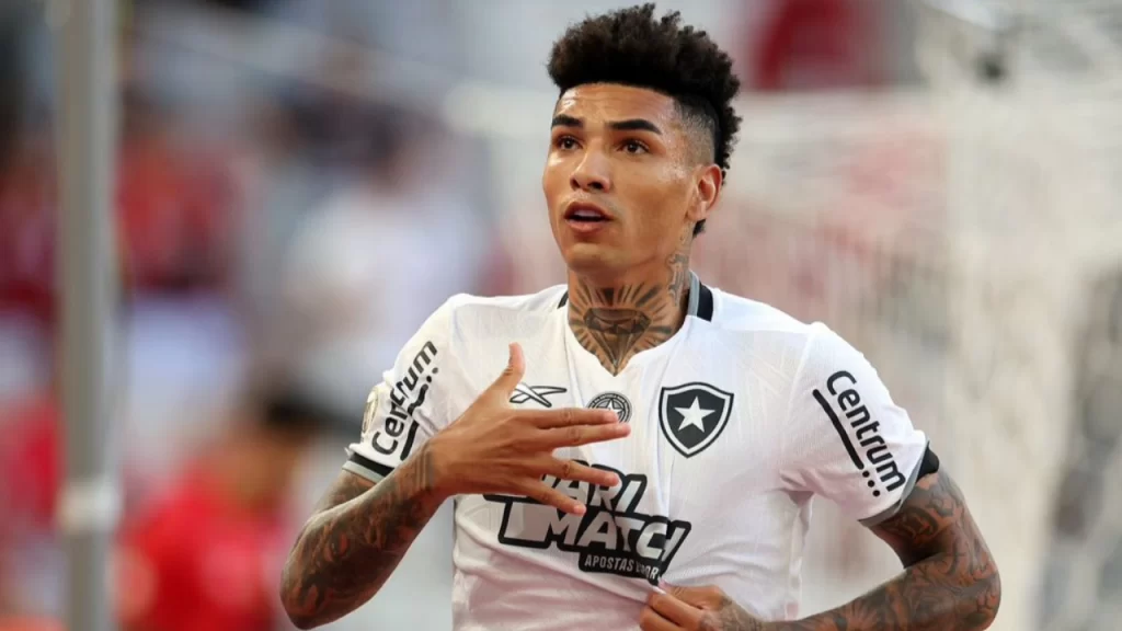 Botafogo vence o Furacão e abre 3 pontos de vantagem para o Palmeiras