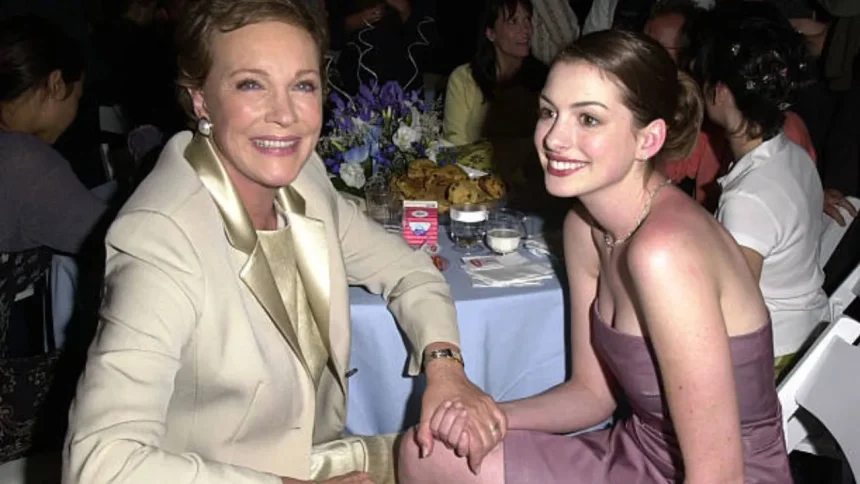 Anne Hathaway e Julie Andrews em evento